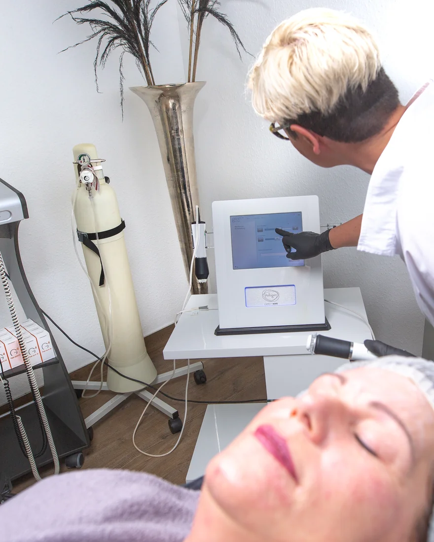 Microdermabrasion Behandlung im Studio – Astrid Panitz, Kaarst